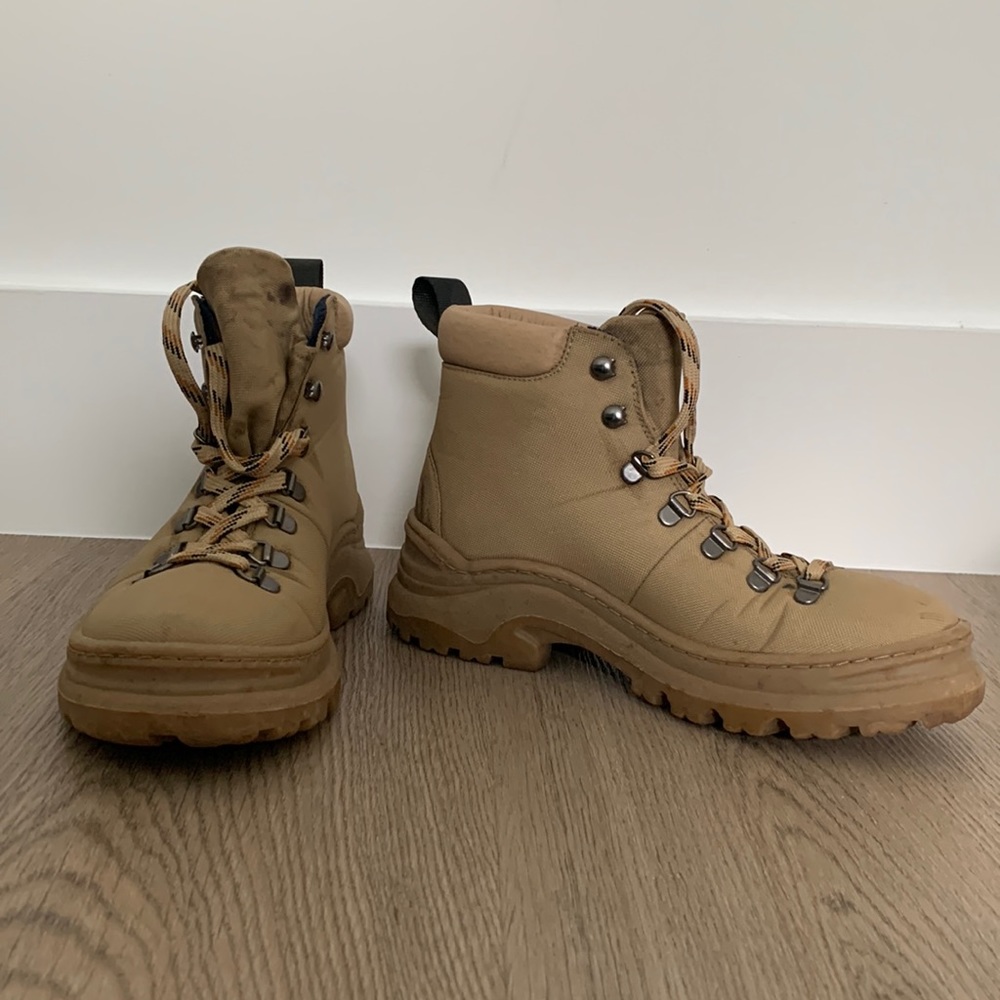 THESUS - The Weekend boot in beige